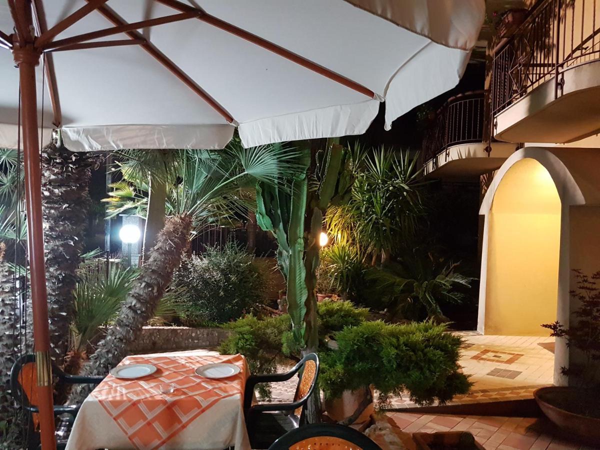 Hotel Nautilus Никотера Екстериор снимка