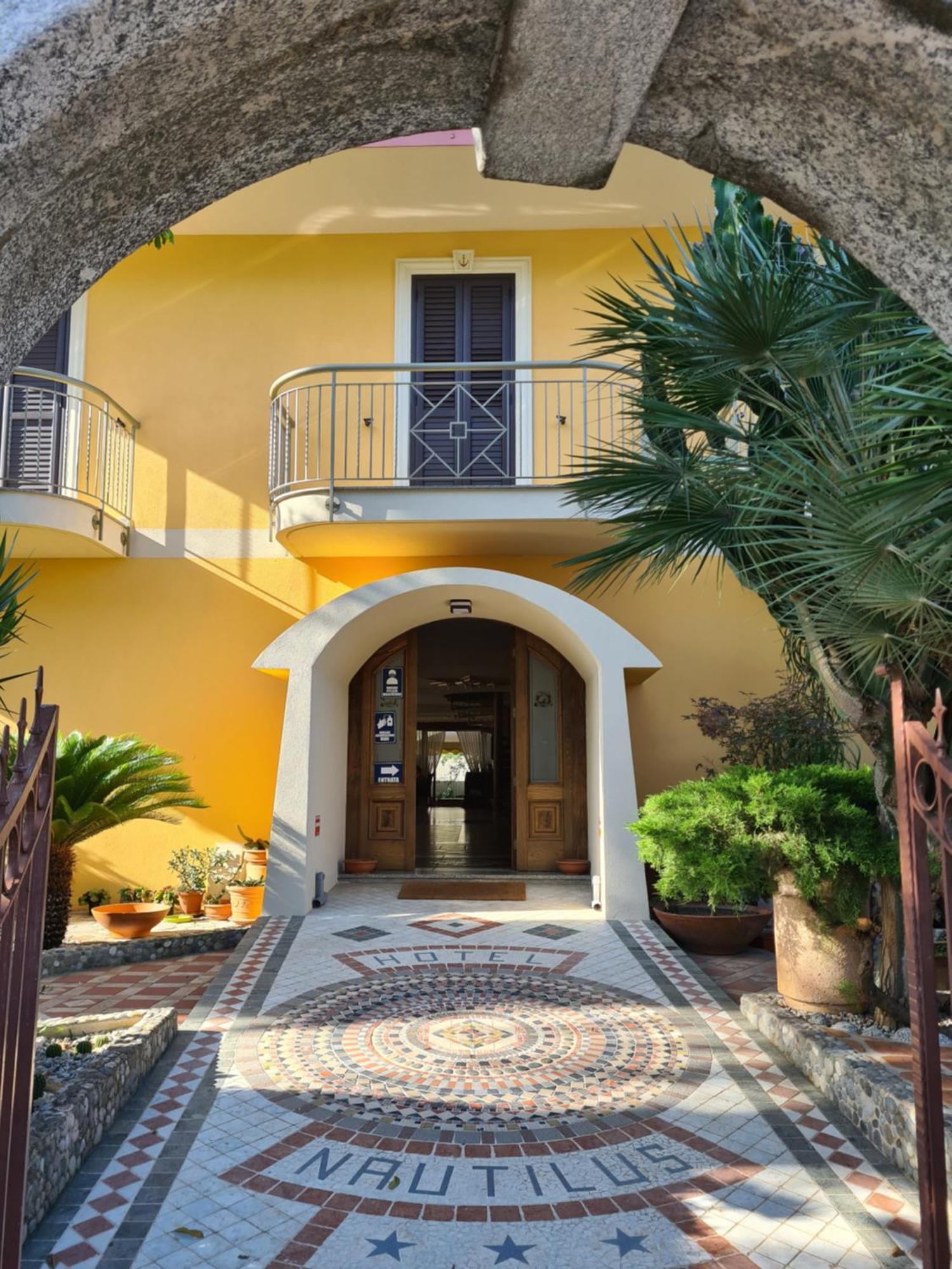 Hotel Nautilus Никотера Екстериор снимка